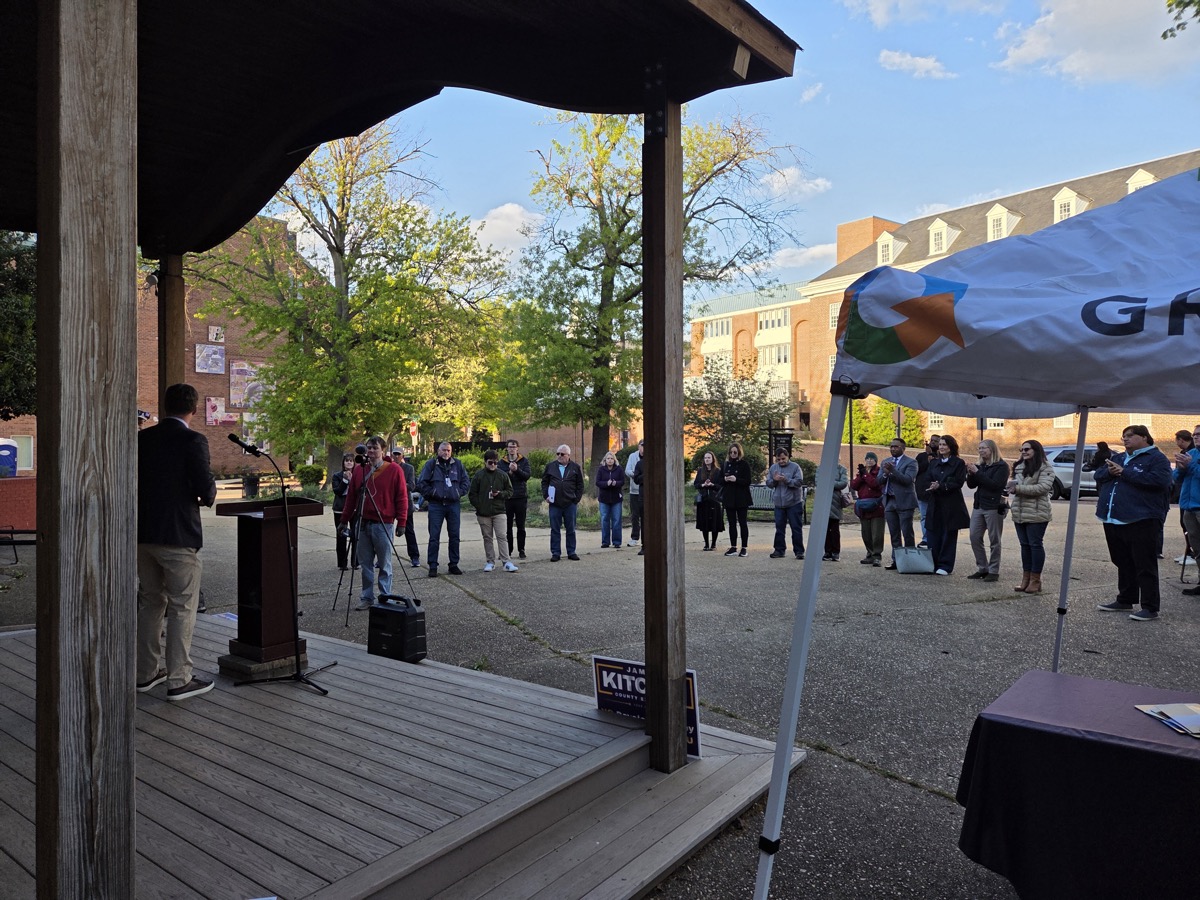Crowd at Kitchin campaign outdoor event